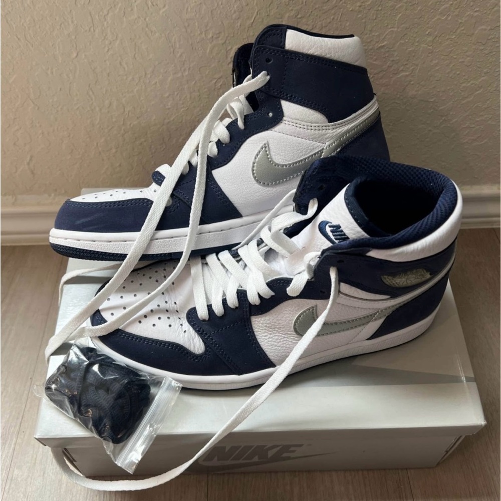 Nike High-Top Sneakers in White and Navy Blue